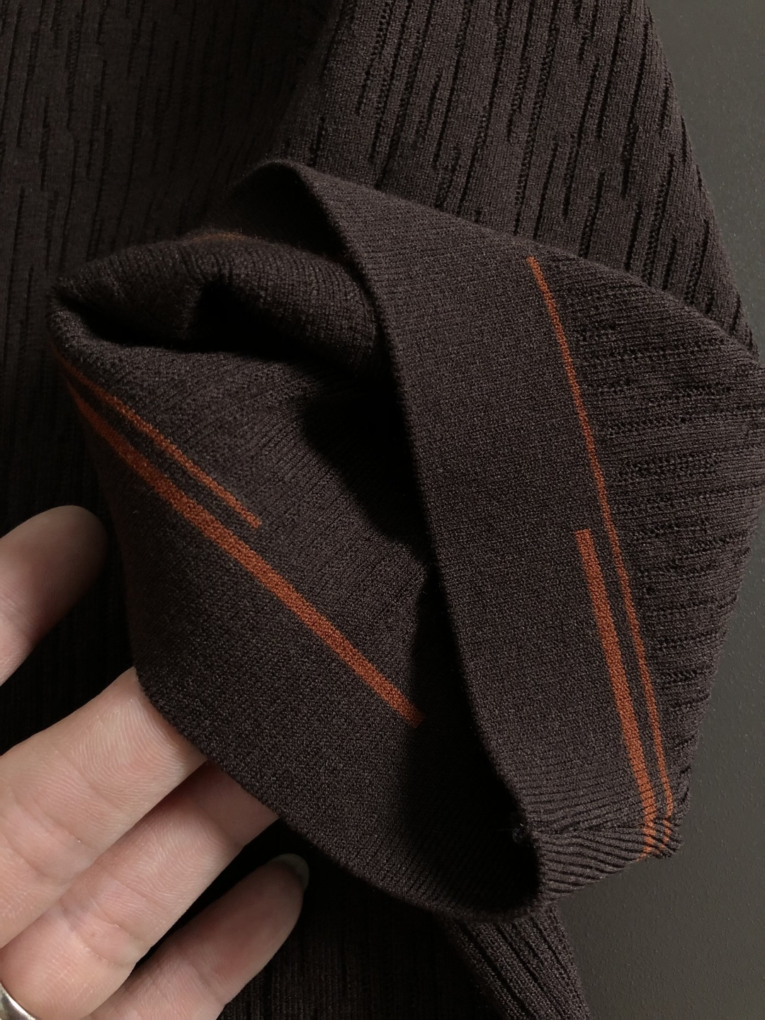 Zeg*尺码M-xxxL 属性 2026秋冬针织衫 成分 针织品 工艺 以半海鸥领翻领搭配经典咖色logo融合袖口撞色设 Zeg*尺码M-xxxL 属性 2026秋冬针织衫 成分 针织品 工艺 以半海鸥领翻领搭配经典咖色logo融合袖口撞色设