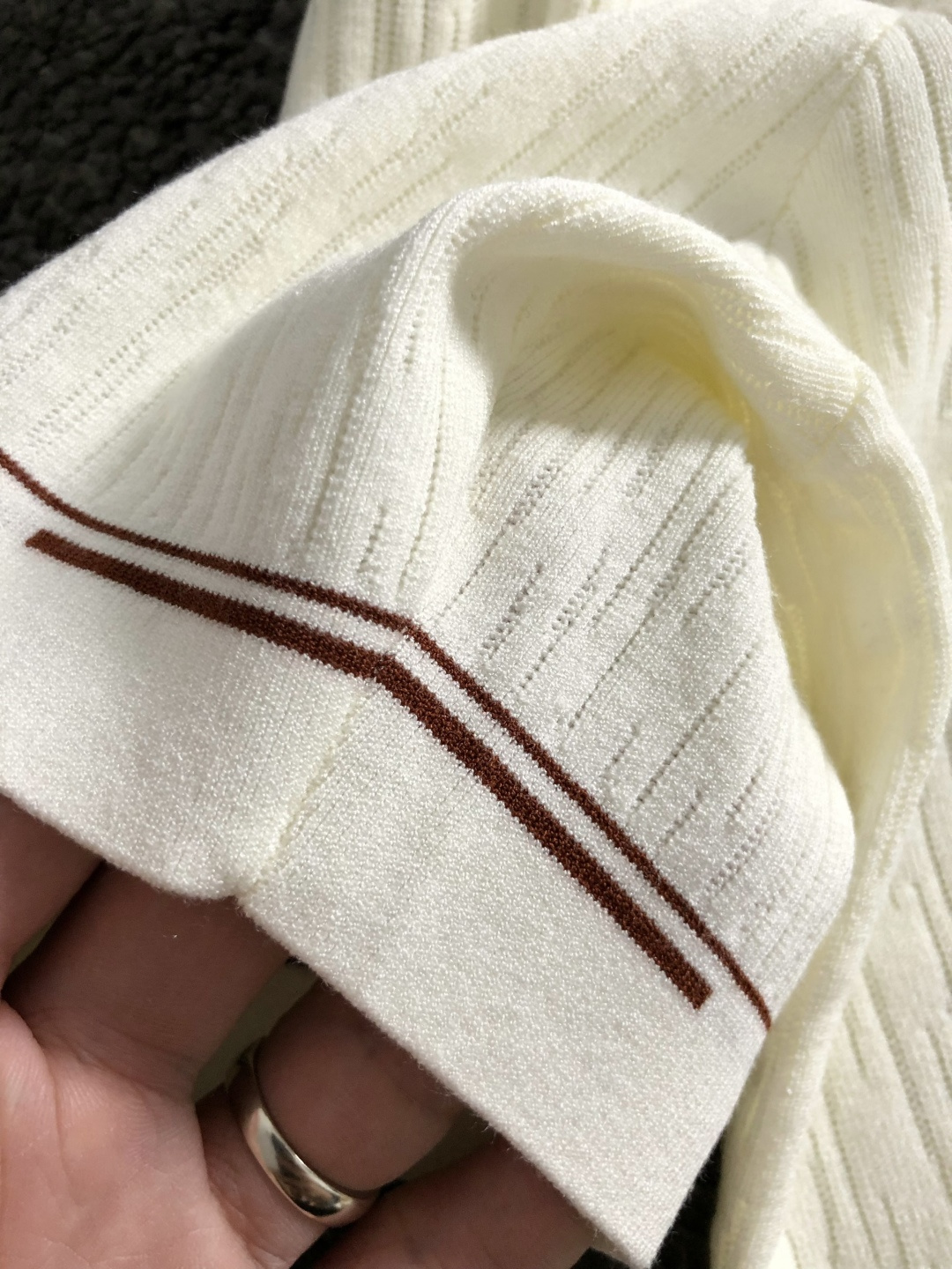Zeg*尺码M-xxxL 属性 2026秋冬针织衫 成分 针织品 工艺 以半海鸥领翻领搭配经典咖色logo融合袖口撞色设 Zeg*尺码M-xxxL 属性 2026秋冬针织衫 成分 针织品 工艺 以半海鸥领翻领搭配经典咖色logo融合袖口撞色设