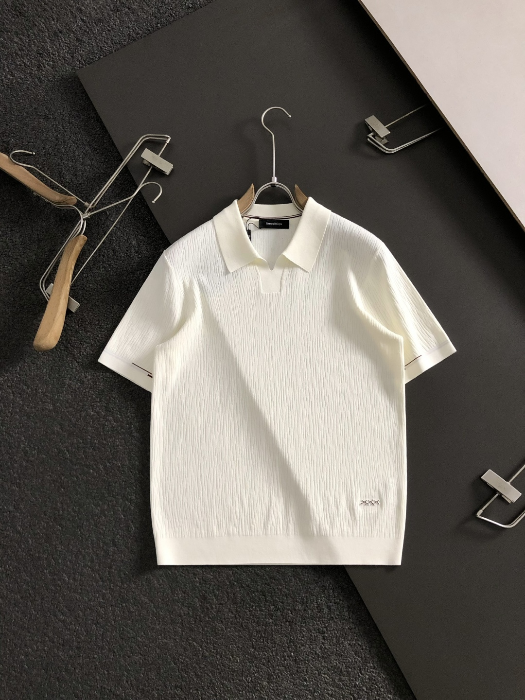 Zeg*尺码M-xxxL 属性 2026秋冬针织衫 成分 针织品 工艺 以半海鸥领翻领搭配经典咖色logo融合袖口撞色设 Zeg*尺码M-xxxL 属性 2026秋冬针织衫 成分 针织品 工艺 以半海鸥领翻领搭配经典咖色logo融合袖口撞色设