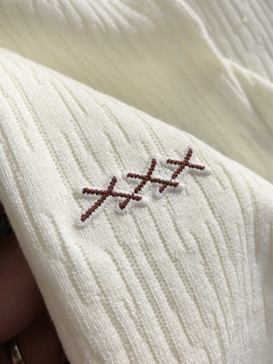 Zeg*尺码M-xxxL 属性 2026秋冬针织衫 成分 针织品 工艺 以半海鸥领翻领搭配经典咖色logo融合袖口撞色设 Zeg*尺码M-xxxL 属性 2026秋冬针织衫 成分 针织品 工艺 以半海鸥领翻领搭配经典咖色logo融合袖口撞色设