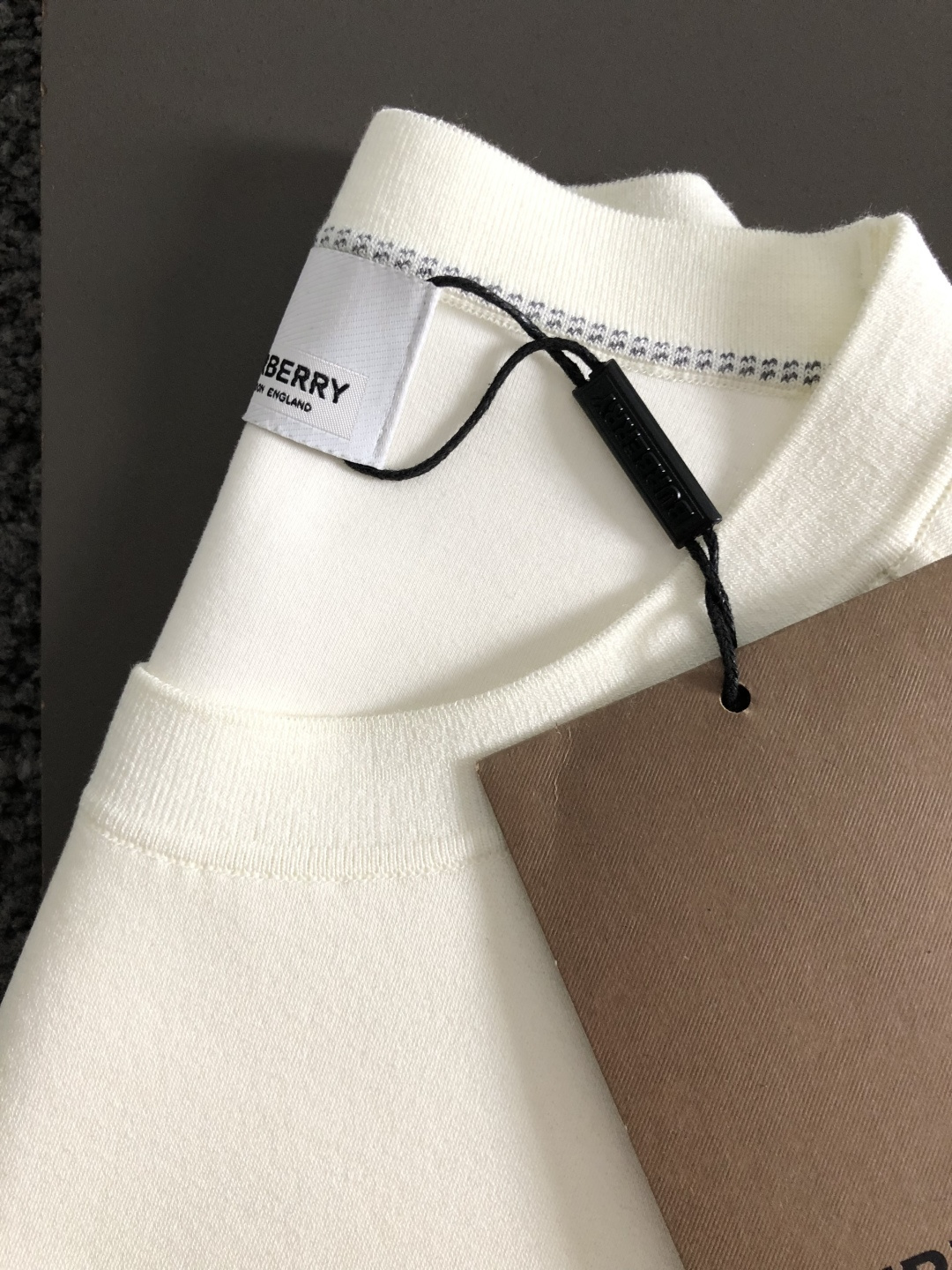 BBR*尺码M-xxxl 属性 2026秋冬针织衫 成分 羊绒混纺 工艺 以纯色百搭多工艺字母logo融合为风格为视觉主 BBR*尺码M-xxxl 属性 2026秋冬针织衫 成分 羊绒混纺 工艺 以纯色百搭多工艺字母logo融合为风格为视觉主