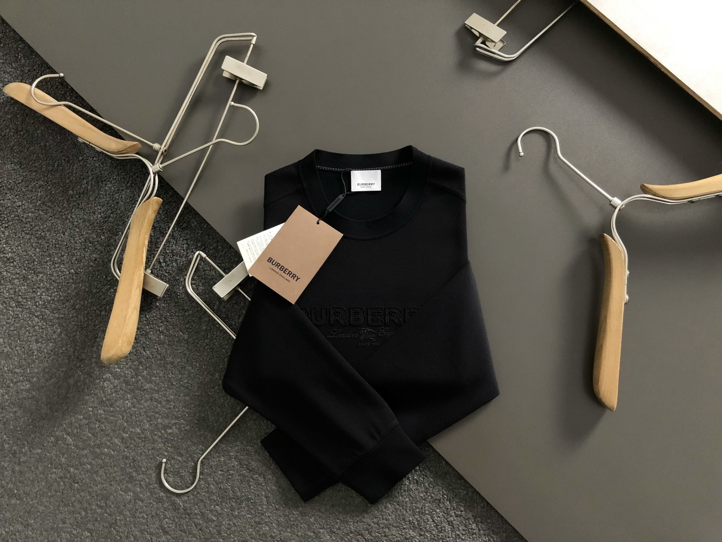BBR*尺码M-xxxl 属性 2026秋冬针织衫 成分 羊绒混纺 工艺 以纯色百搭多工艺字母logo融合为风格为视觉主 BBR*尺码M-xxxl 属性 2026秋冬针织衫 成分 羊绒混纺 工艺 以纯色百搭多工艺字母logo融合为风格为视觉主