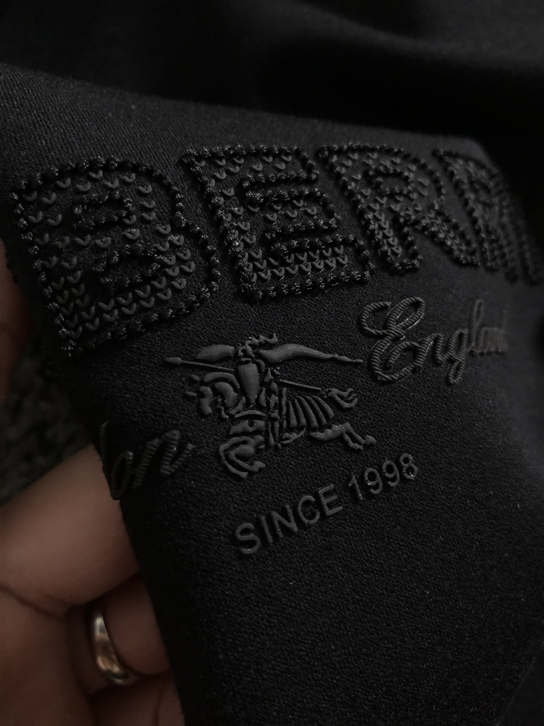 BBR*尺码M-xxxl 属性 2026秋冬针织衫 成分 羊绒混纺 工艺 以纯色百搭多工艺字母logo融合为风格为视觉主 BBR*尺码M-xxxl 属性 2026秋冬针织衫 成分 羊绒混纺 工艺 以纯色百搭多工艺字母logo融合为风格为视觉主