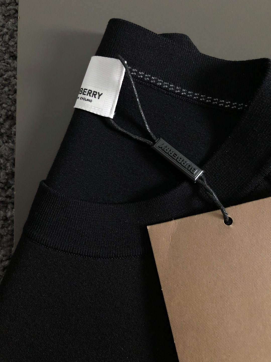 BBR*尺码M-xxxl 属性 2026秋冬针织衫 成分 羊绒混纺 工艺 以纯色百搭多工艺字母logo融合为风格为视觉主 BBR*尺码M-xxxl 属性 2026秋冬针织衫 成分 羊绒混纺 工艺 以纯色百搭多工艺字母logo融合为风格为视觉主