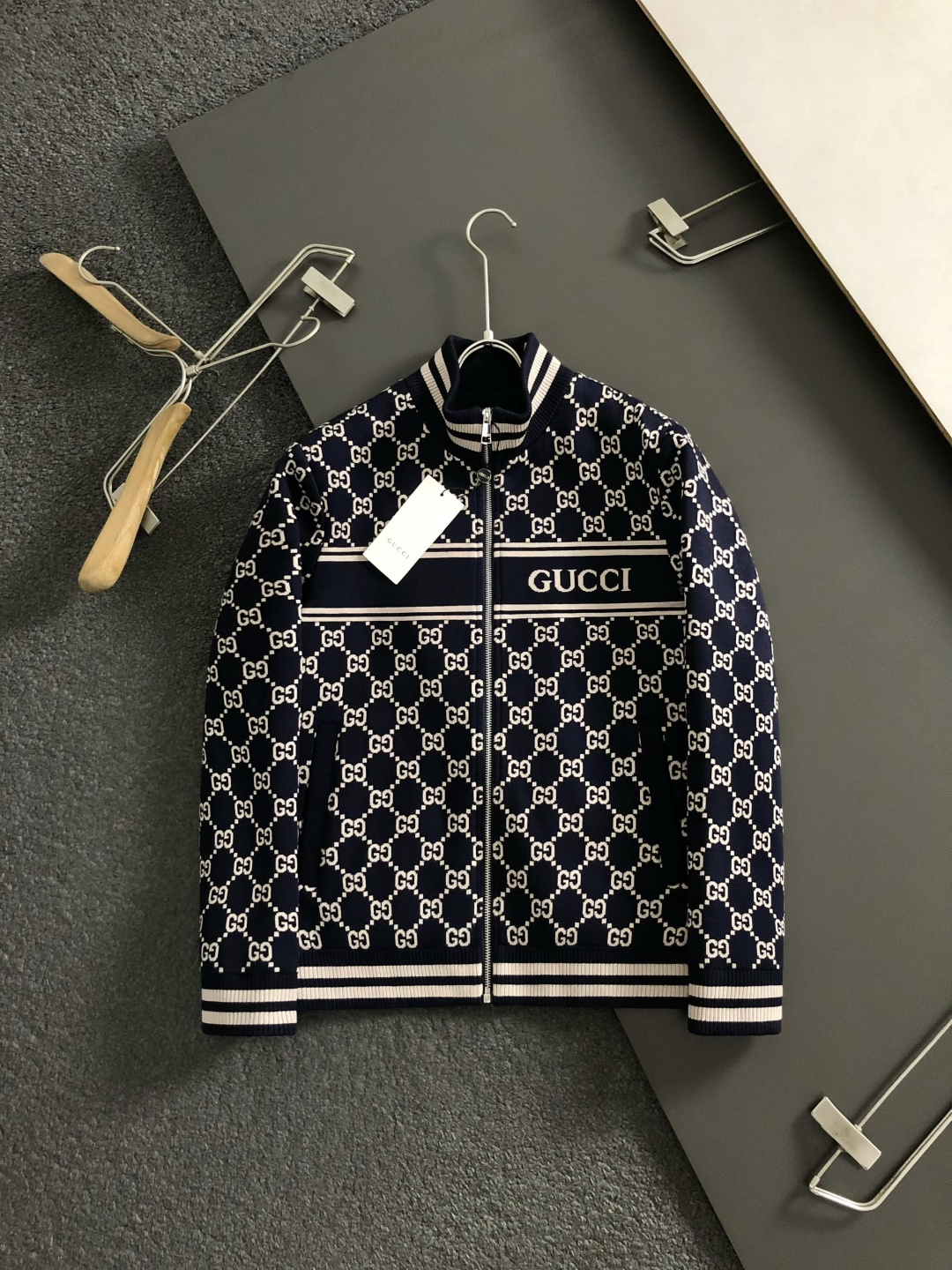 Gucc*尺码M-xxxl 属性 2026秋冬夹克 成分 羊毛混纺 工艺 以老花满幅双G字母构造经典外套,原B五金拉链设 Gucc*尺码M-xxxl 属性 2026秋冬夹克 成分 羊毛混纺 工艺 以老花满幅双G字母构造经典外套,原B五金拉链设