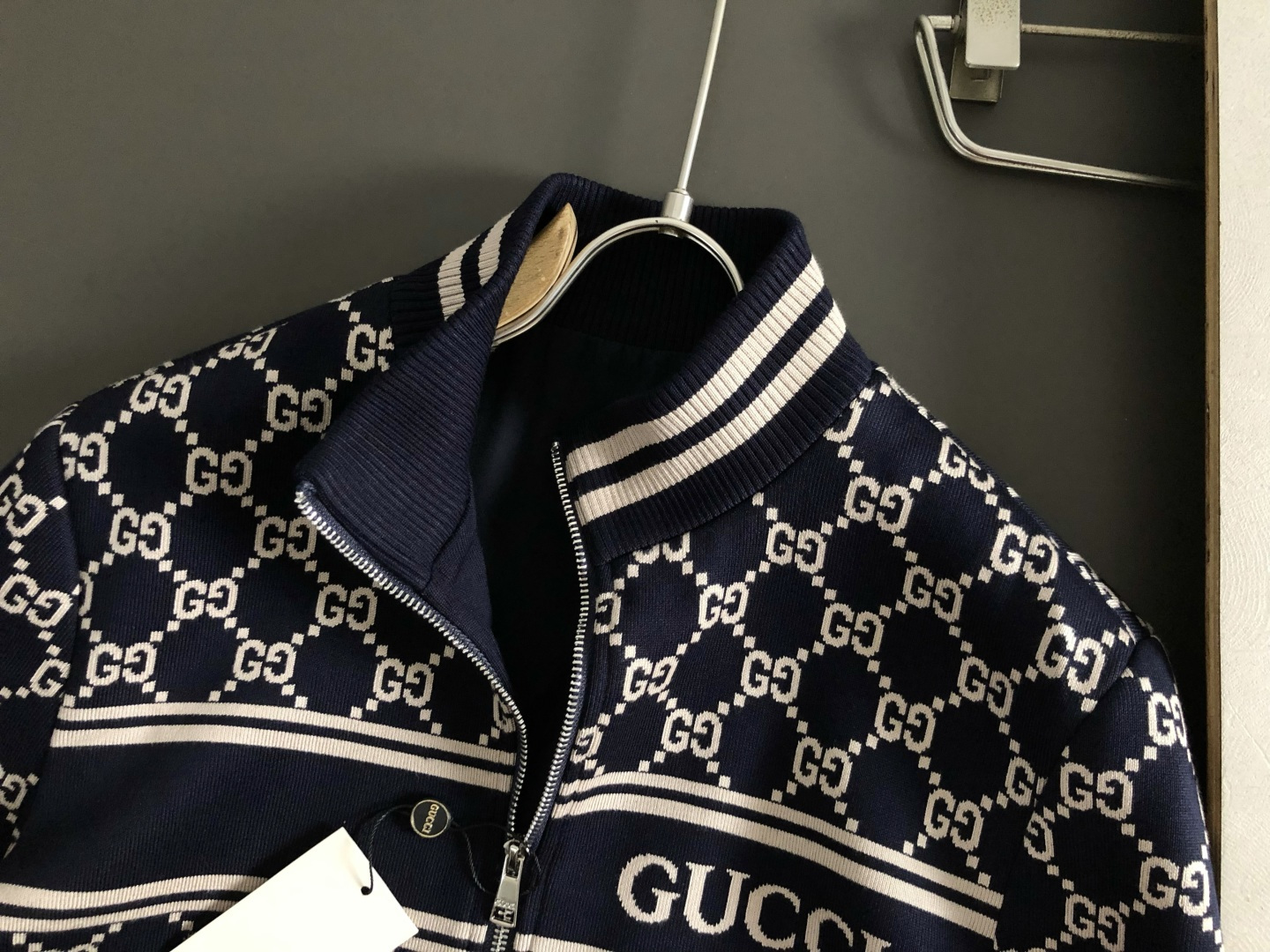 Gucc*尺码M-xxxl 属性 2026秋冬夹克 成分 羊毛混纺 工艺 以老花满幅双G字母构造经典外套,原B五金拉链设 Gucc*尺码M-xxxl 属性 2026秋冬夹克 成分 羊毛混纺 工艺 以老花满幅双G字母构造经典外套,原B五金拉链设