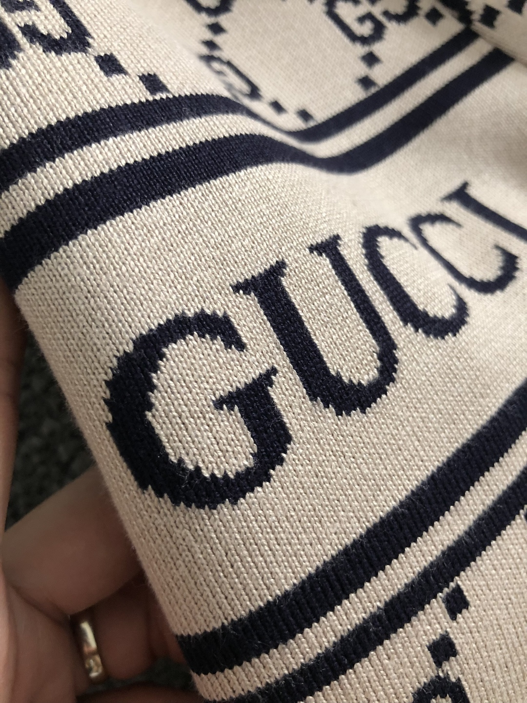 Gucc*尺码M-xxxl 属性 2026秋冬夹克 成分 羊毛混纺 工艺 以老花满幅双G字母构造经典外套,原B五金拉链设 Gucc*尺码M-xxxl 属性 2026秋冬夹克 成分 羊毛混纺 工艺 以老花满幅双G字母构造经典外套,原B五金拉链设