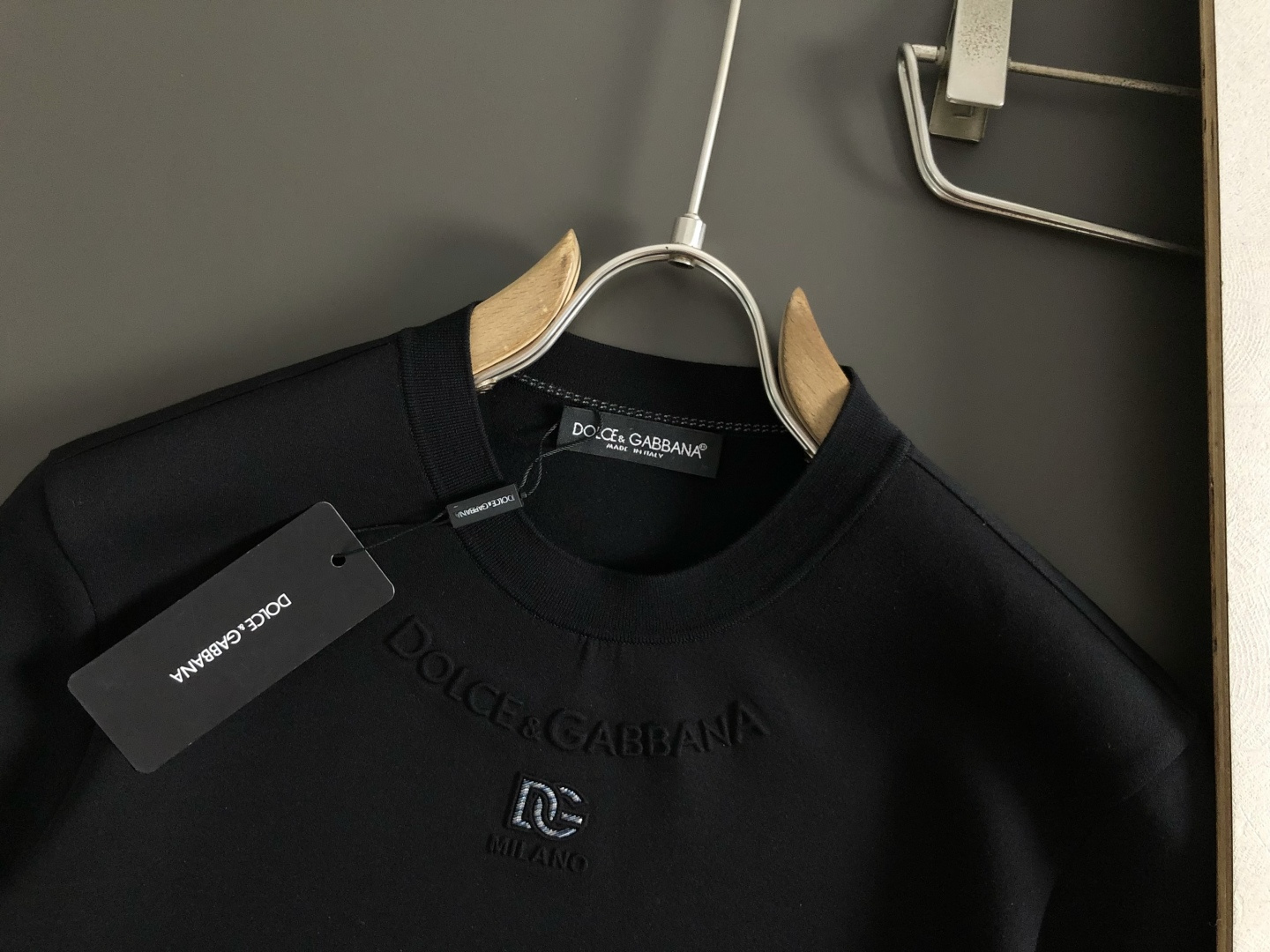 D&G*尺码M-xxxl 属性 2026秋冬卫衣短袖 成分 工艺 以领口字母压花融合多字母嵌入工艺融合为视觉主调,立体 D&G*尺码M-xxxl 属性 2026秋冬卫衣短袖 成分 工艺 以领口字母压花融合多字母嵌入工艺融合为视觉主调,立体