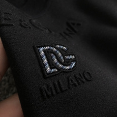 D&G*尺码M-xxxl 属性 2026秋冬卫衣短袖 成分 工艺 以领口字母压花融合多字母嵌入工艺融合为视觉主调,立体 D&G*尺码M-xxxl 属性 2026秋冬卫衣短袖 成分 工艺 以领口字母压花融合多字母嵌入工艺融合为视觉主调,立体