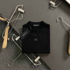 D&G*尺码M-xxxl 属性 2026秋冬卫衣短袖 成分 工艺 以领口字母压花融合多字母嵌入工艺融合为视觉主调,立体 D&G*尺码M-xxxl 属性 2026秋冬卫衣短袖 成分 工艺 以领口字母压花融合多字母嵌入工艺融合为视觉主调,立体