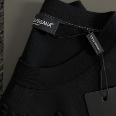 D&G*尺码M-xxxl 属性 2026秋冬卫衣短袖 成分 工艺 以领口字母压花融合多字母嵌入工艺融合为视觉主调,立体 D&G*尺码M-xxxl 属性 2026秋冬卫衣短袖 成分 工艺 以领口字母压花融合多字母嵌入工艺融合为视觉主调,立体