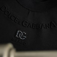 D&G*尺码M-xxxl 属性 2026秋冬卫衣短袖 成分 工艺 以领口字母压花融合多字母嵌入工艺融合为视觉主调,立体 D&G*尺码M-xxxl 属性 2026秋冬卫衣短袖 成分 工艺 以领口字母压花融合多字母嵌入工艺融合为视觉主调,立体