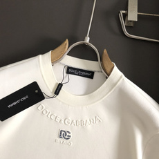 D&G*尺码M-xxxl 属性 2026秋冬卫衣短袖 成分 工艺 以领口字母压花融合多字母嵌入工艺融合为视觉主调,立体 D&G*尺码M-xxxl 属性 2026秋冬卫衣短袖 成分 工艺 以领口字母压花融合多字母嵌入工艺融合为视觉主调,立体