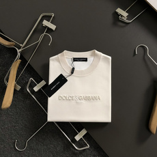 D&G*尺码M-xxxl 属性 2026秋冬卫衣短袖 成分 工艺 以字母排列压花融合字母胶印工艺融合为视觉主调,立体剪 D&G*尺码M-xxxl 属性 2026秋冬卫衣短袖 成分 工艺 以字母排列压花融合字母胶印工艺融合为视觉主调,立体剪