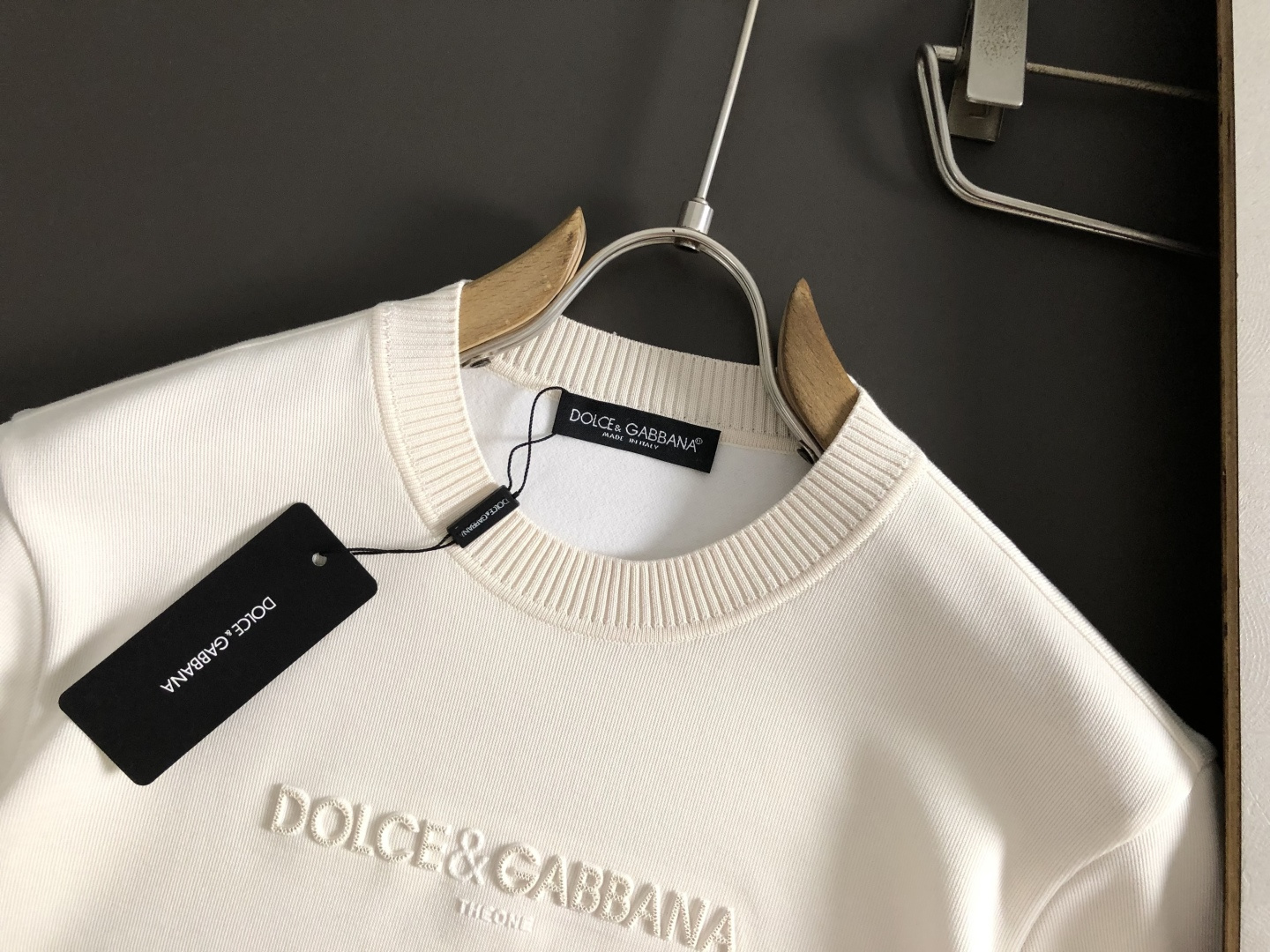 D&G*尺码M-xxxl 属性 2026秋冬卫衣短袖 成分  工艺 以字母排列压花融合字母胶印工艺融合为视觉主调，立体剪