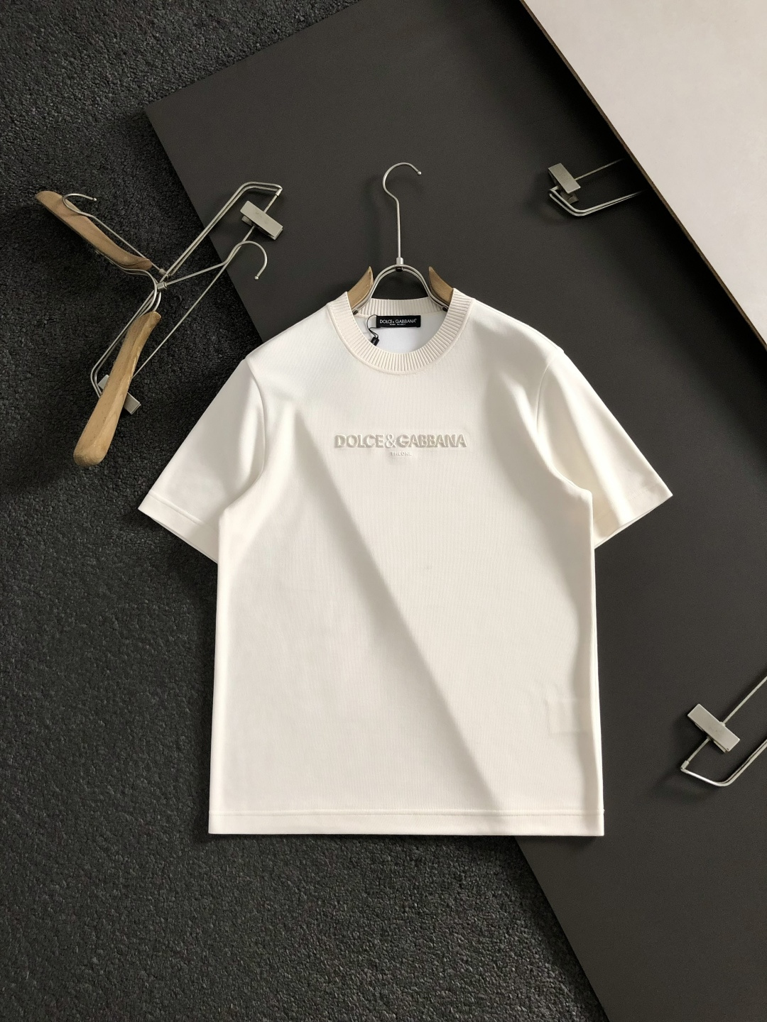 D&G*尺码M-xxxl 属性 2026秋冬卫衣短袖 成分  工艺 以字母排列压花融合字母胶印工艺融合为视觉主调，立体剪