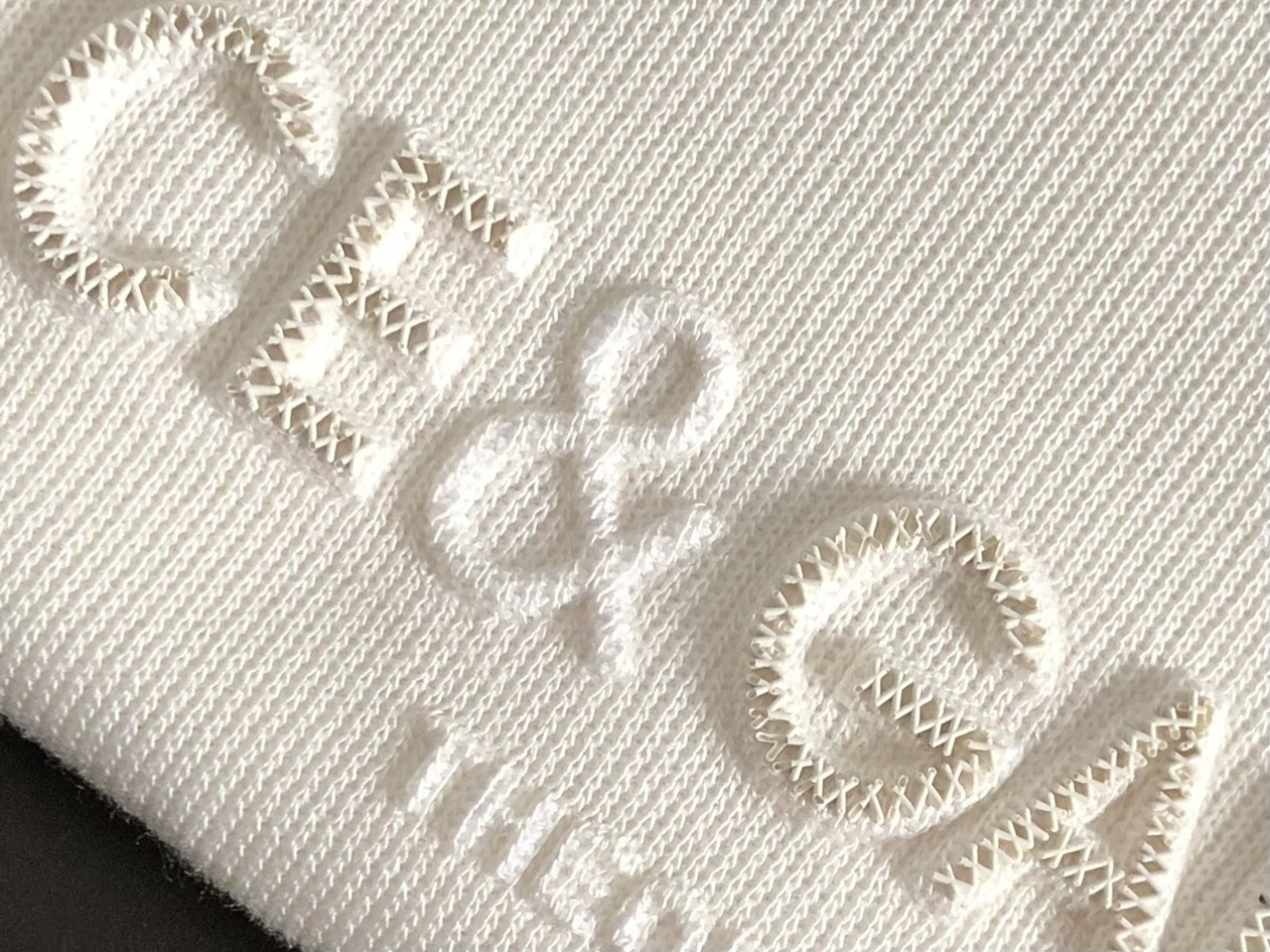 D&G*尺码M-xxxl 属性 2026秋冬卫衣短袖 成分  工艺 以字母排列压花融合字母胶印工艺融合为视觉主调，立体剪