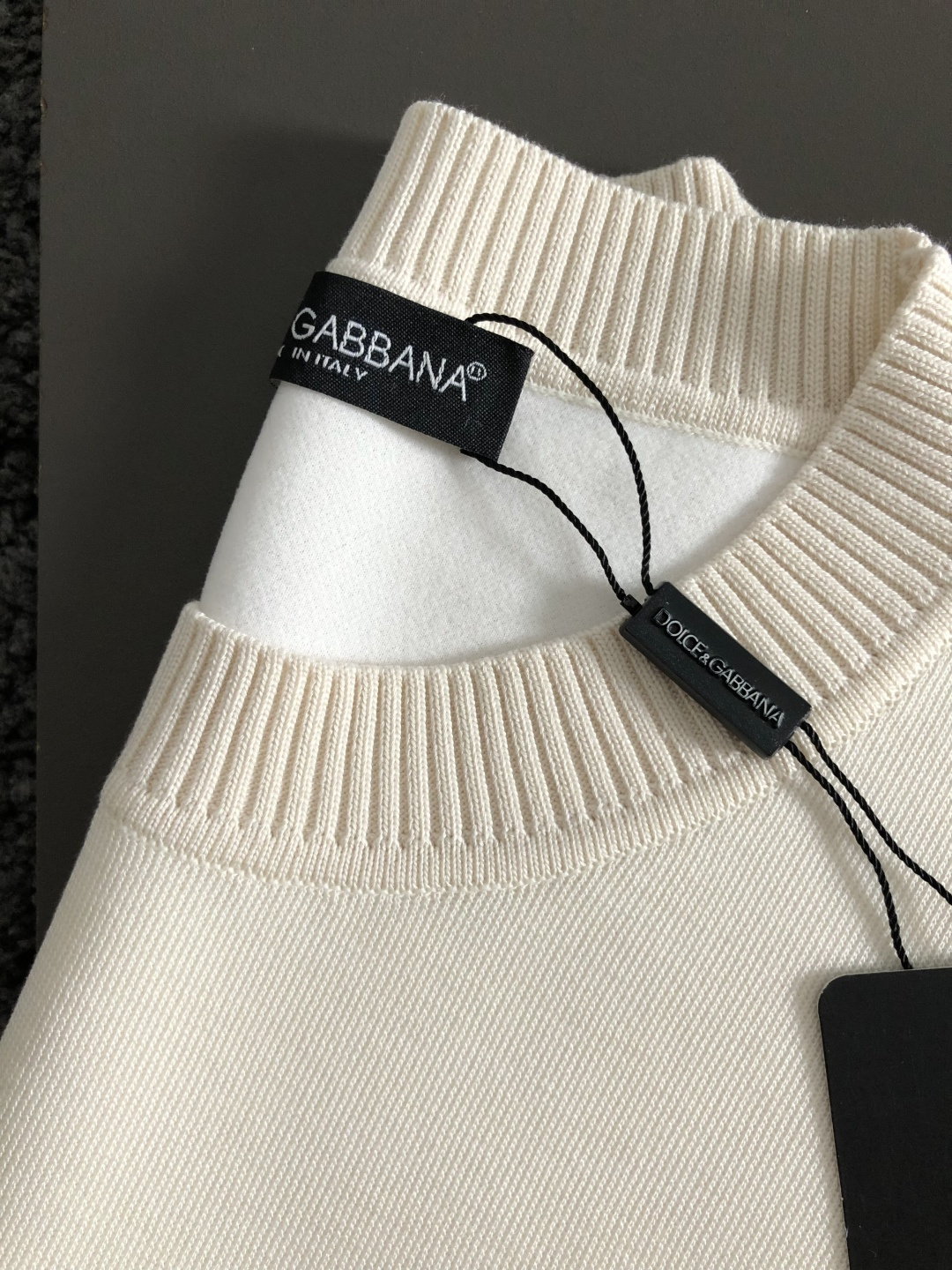 D&G*尺码M-xxxl 属性 2026秋冬卫衣短袖 成分  工艺 以字母排列压花融合字母胶印工艺融合为视觉主调，立体剪