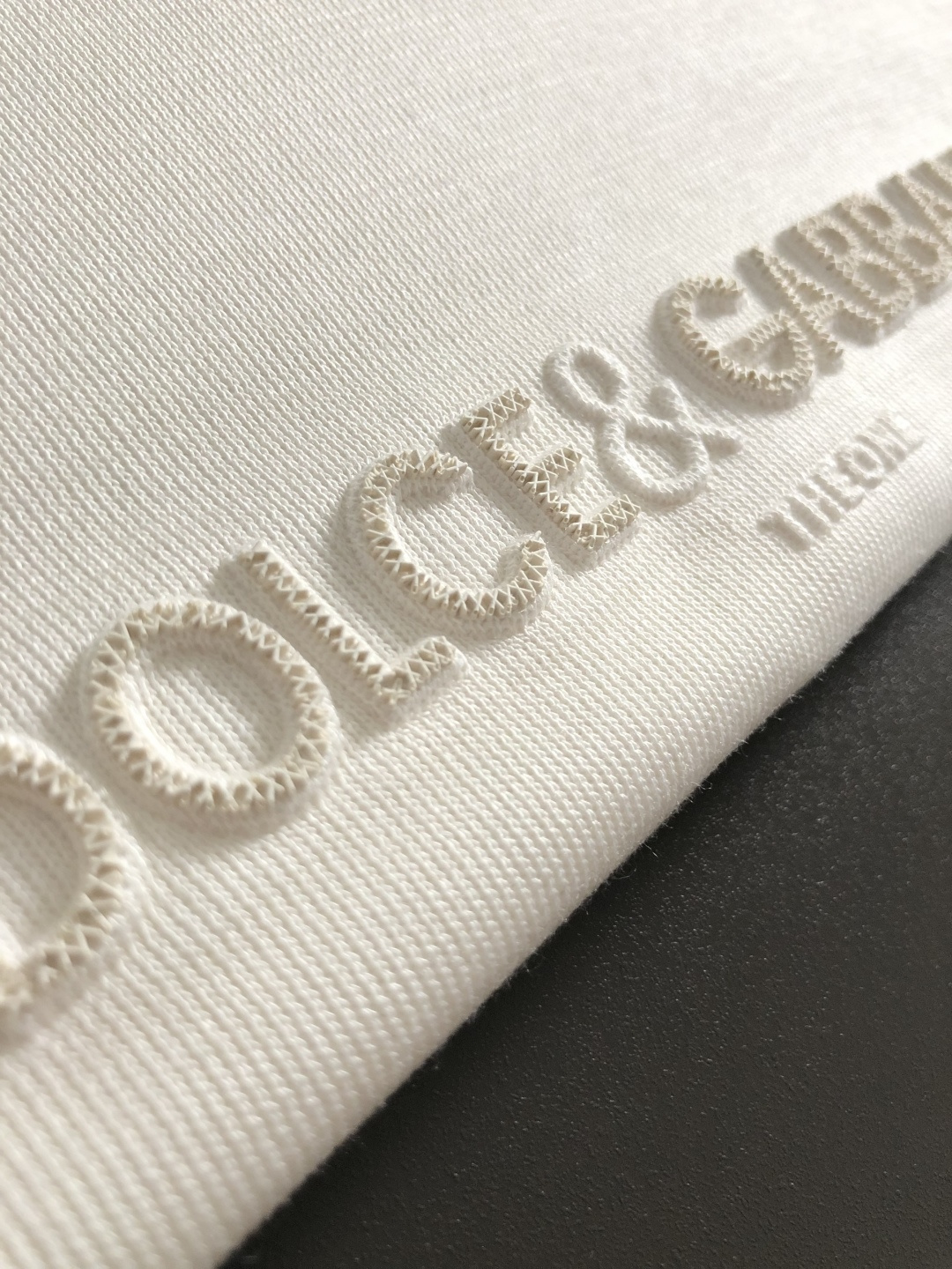 D&G*尺码M-xxxl 属性 2026秋冬卫衣短袖 成分  工艺 以字母排列压花融合字母胶印工艺融合为视觉主调，立体剪