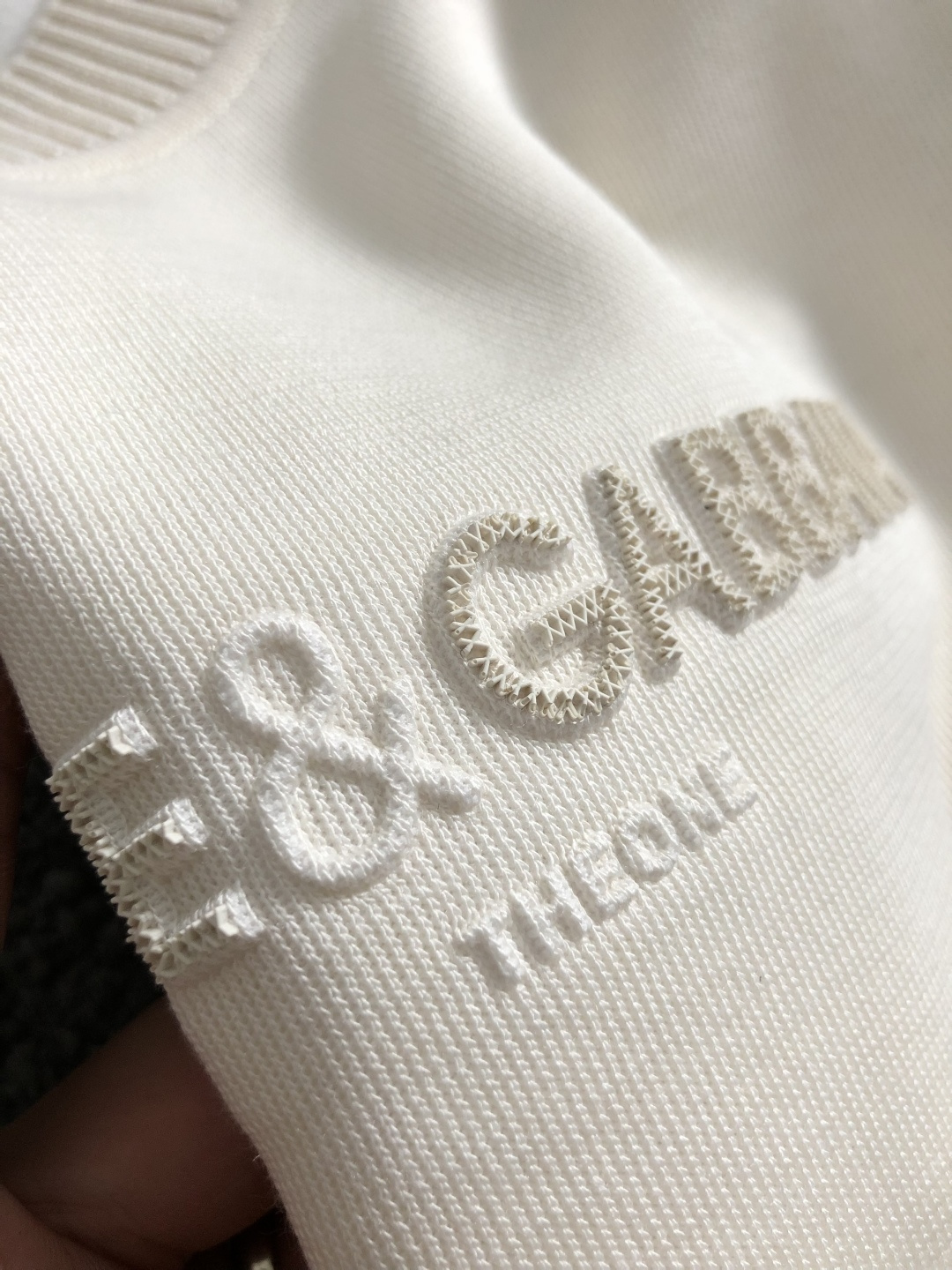 D&G*尺码M-xxxl 属性 2026秋冬卫衣短袖 成分  工艺 以字母排列压花融合字母胶印工艺融合为视觉主调，立体剪