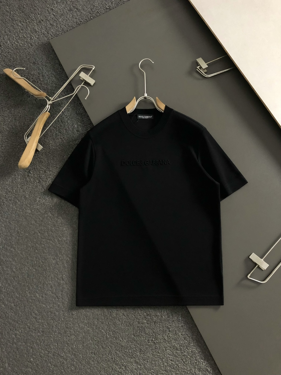 D&G*尺码M-xxxl 属性 2026秋冬卫衣短袖 成分  工艺 以字母排列压花融合字母胶印工艺融合为视觉主调，立体剪