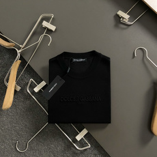 D&G*尺码M-xxxl 属性 2026秋冬卫衣短袖 成分 工艺 以字母排列压花融合字母胶印工艺融合为视觉主调,立体剪 D&G*尺码M-xxxl 属性 2026秋冬卫衣短袖 成分 工艺 以字母排列压花融合字母胶印工艺融合为视觉主调,立体剪