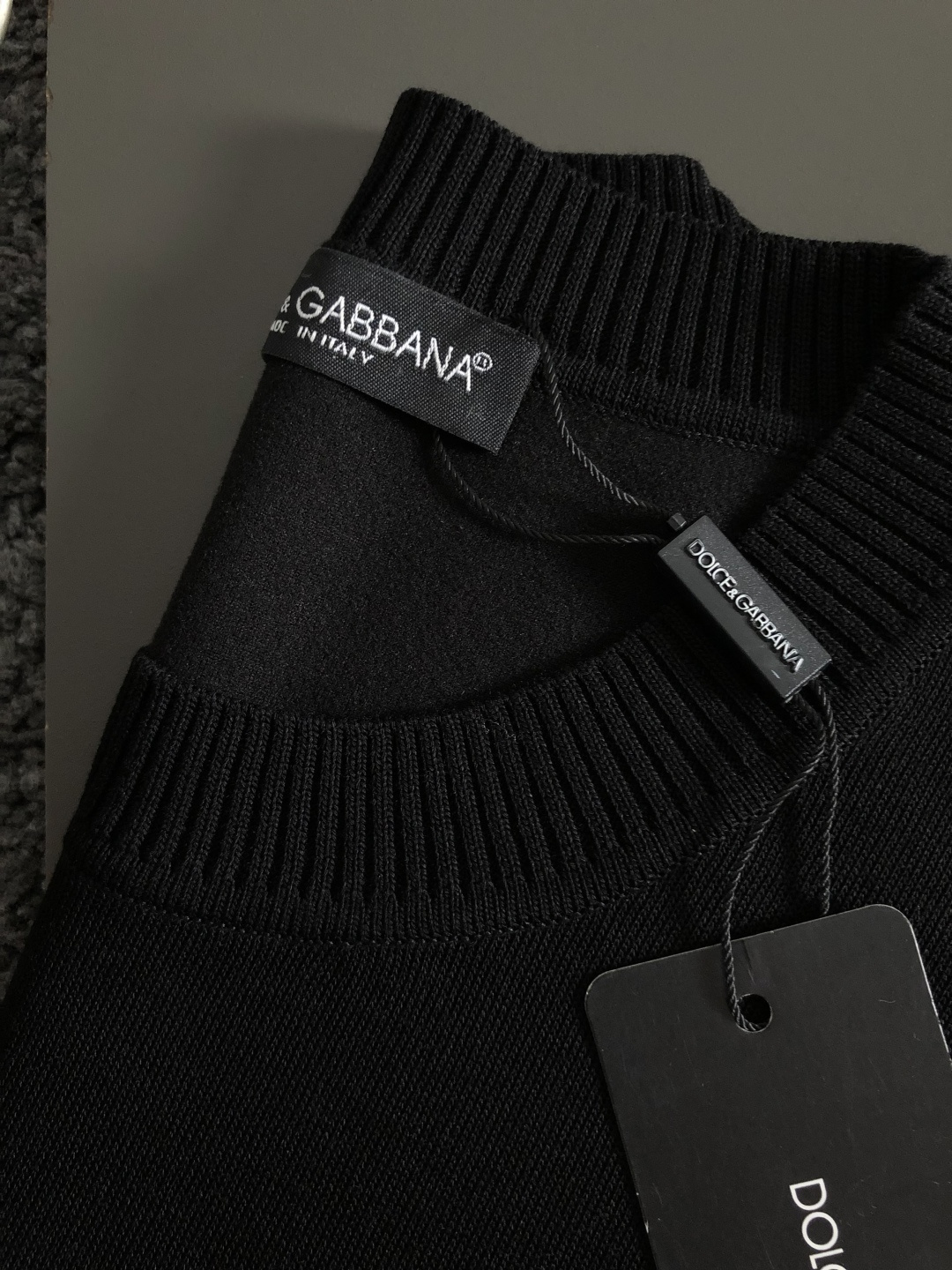 D&G*尺码M-xxxl 属性 2026秋冬卫衣短袖 成分  工艺 以字母排列压花融合字母胶印工艺融合为视觉主调，立体剪
