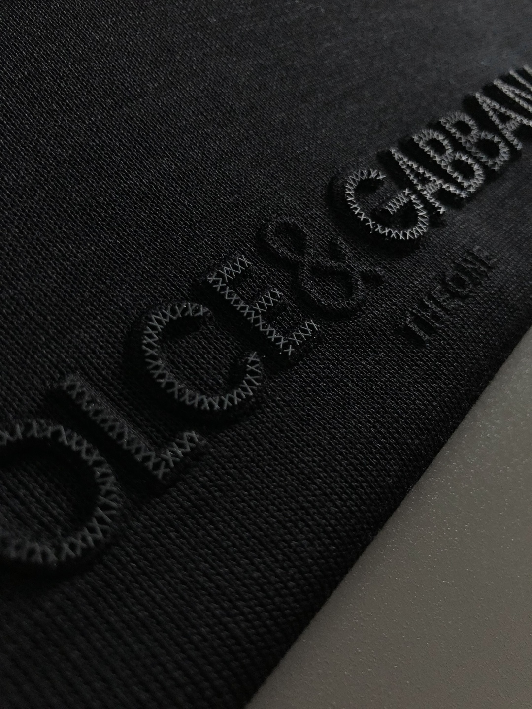 D&G*尺码M-xxxl 属性 2026秋冬卫衣短袖 成分  工艺 以字母排列压花融合字母胶印工艺融合为视觉主调，立体剪