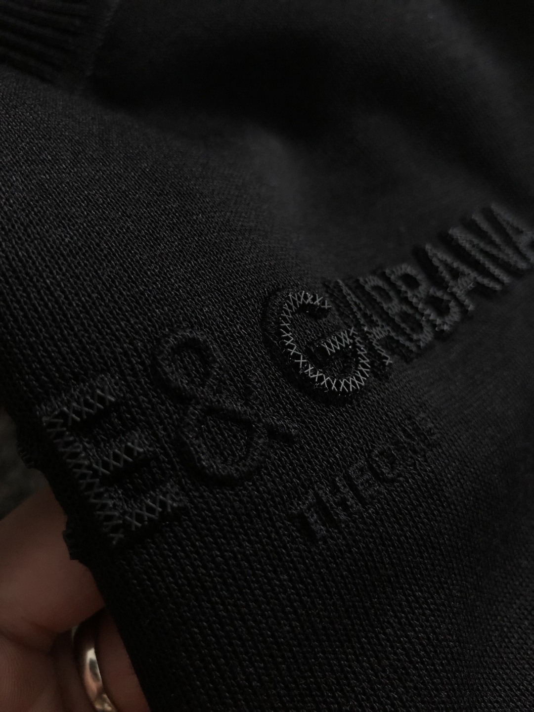 D&G*尺码M-xxxl 属性 2026秋冬卫衣短袖 成分  工艺 以字母排列压花融合字母胶印工艺融合为视觉主调，立体剪