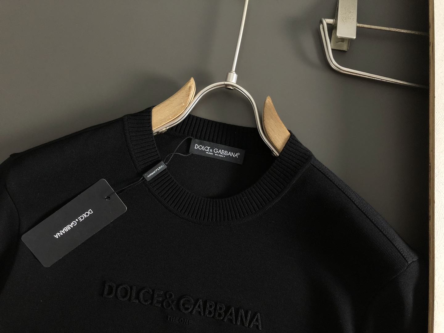 D&G*尺码M-xxxl 属性 2026秋冬卫衣短袖 成分  工艺 以字母排列压花融合字母胶印工艺融合为视觉主调，立体剪
