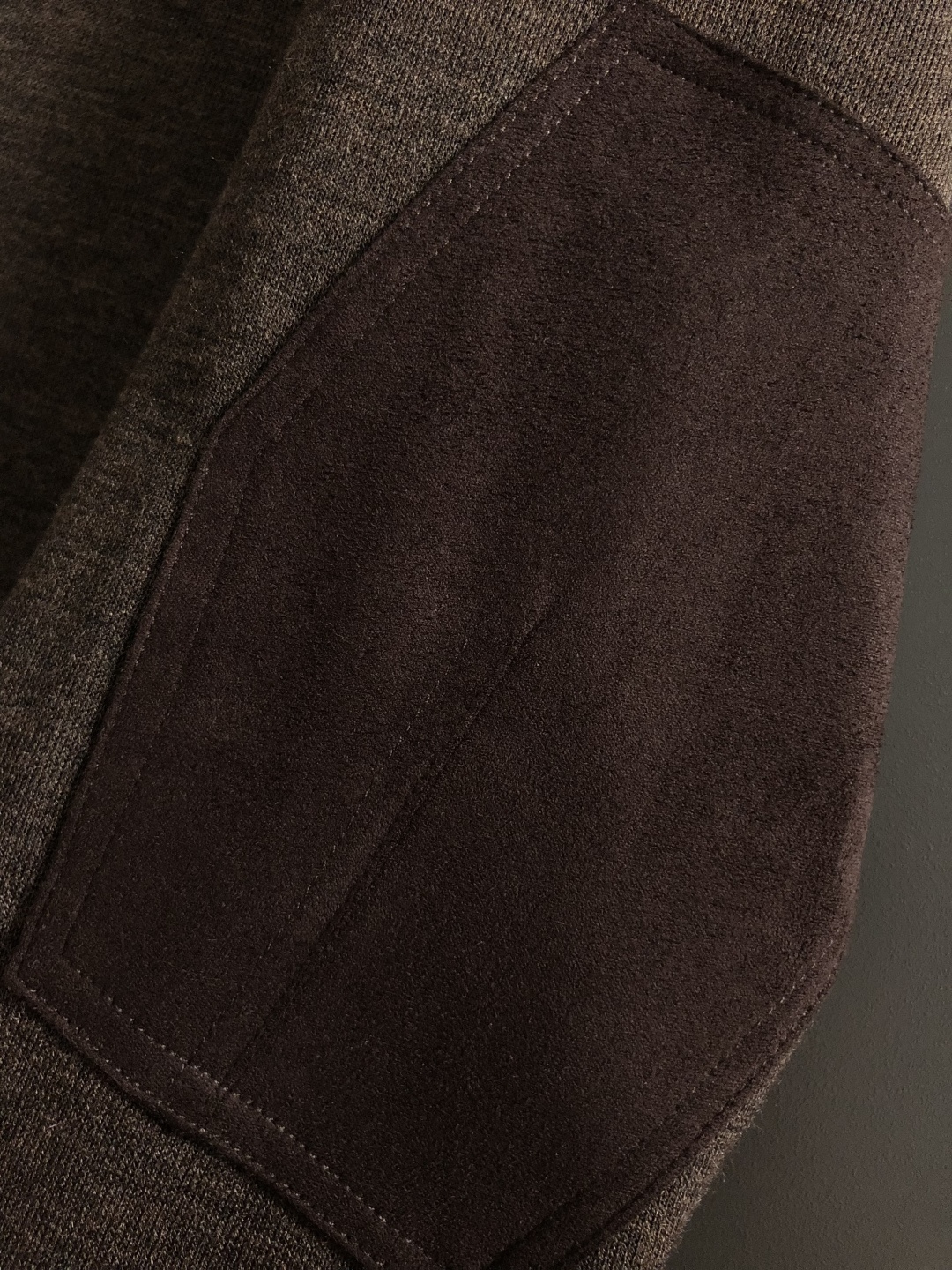 Loro Piana*尺码M-xxxl 属性 2026秋冬夹克 成分 绒面夹克 工艺 以领口绒面拼接立领拉链融合袖子绒面