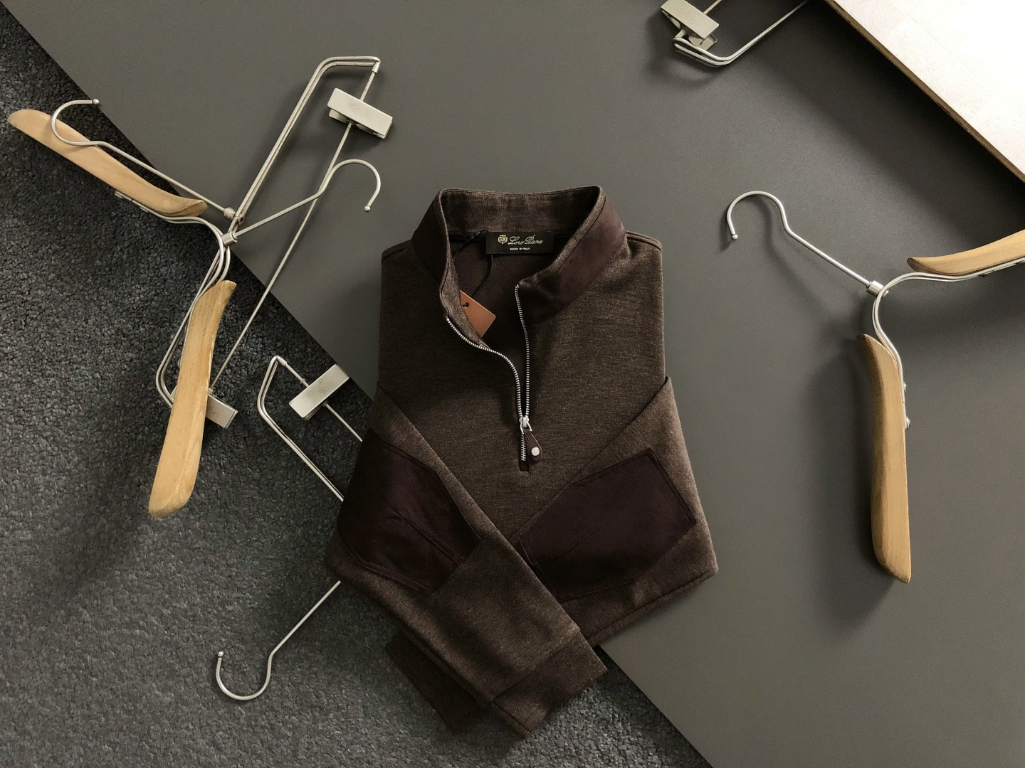 Loro Piana*尺码M-xxxl 属性 2026秋冬夹克 成分 绒面夹克 工艺 以领口绒面拼接立领拉链融合袖子绒面