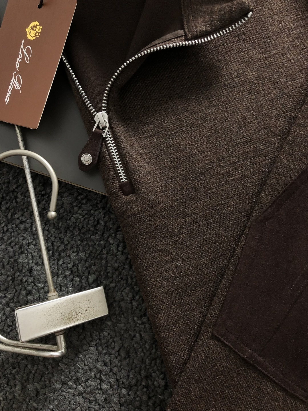 Loro Piana*尺码M-xxxl 属性 2026秋冬夹克 成分 绒面夹克 工艺 以领口绒面拼接立领拉链融合袖子绒面