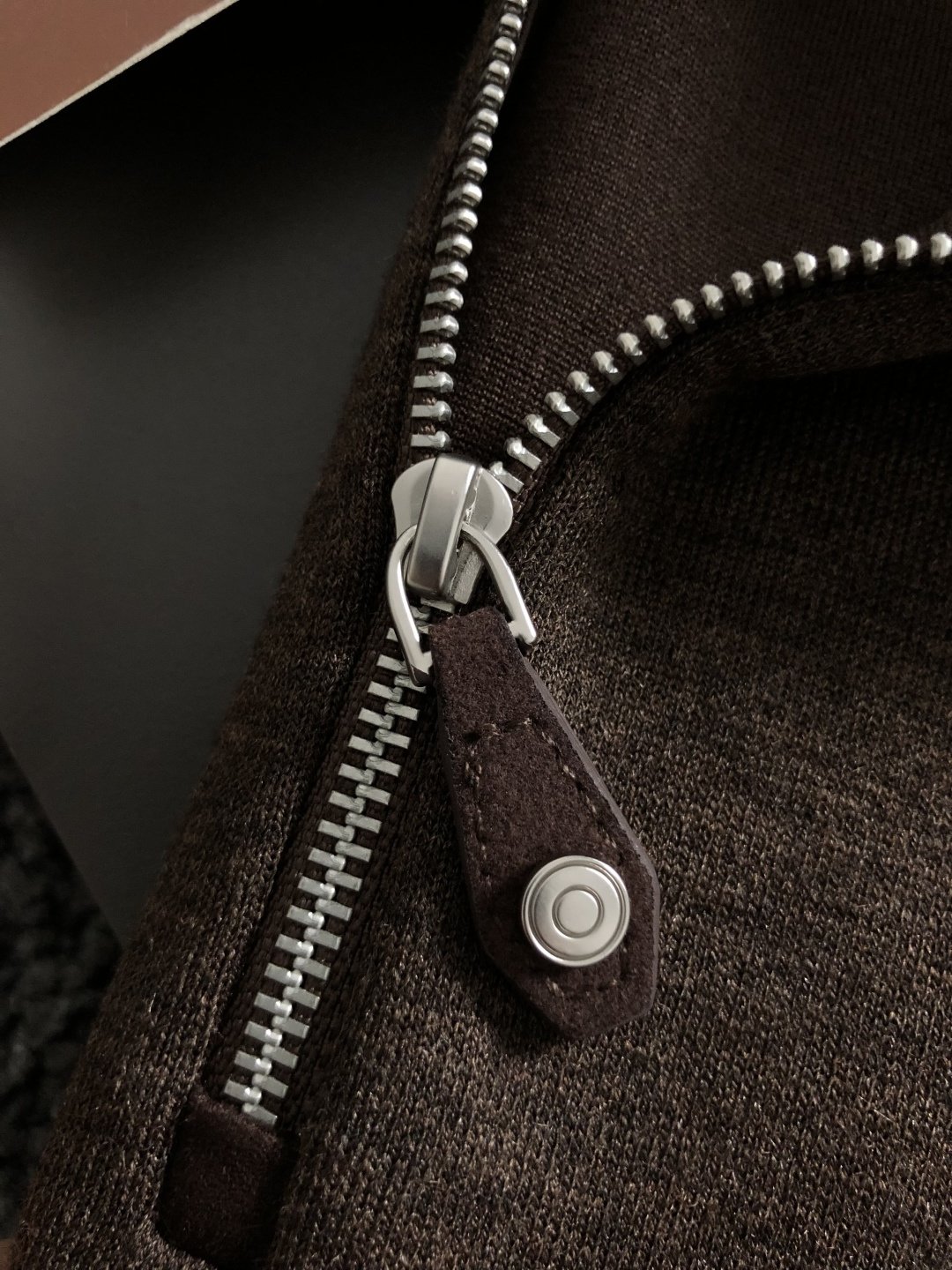 Loro Piana*尺码M-xxxl 属性 2026秋冬夹克 成分 绒面夹克 工艺 以领口绒面拼接立领拉链融合袖子绒面