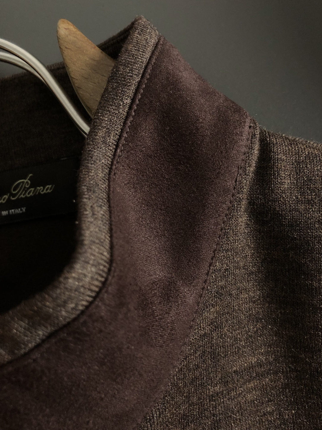 Loro Piana*尺码M-xxxl 属性 2026秋冬夹克 成分 绒面夹克 工艺 以领口绒面拼接立领拉链融合袖子绒面