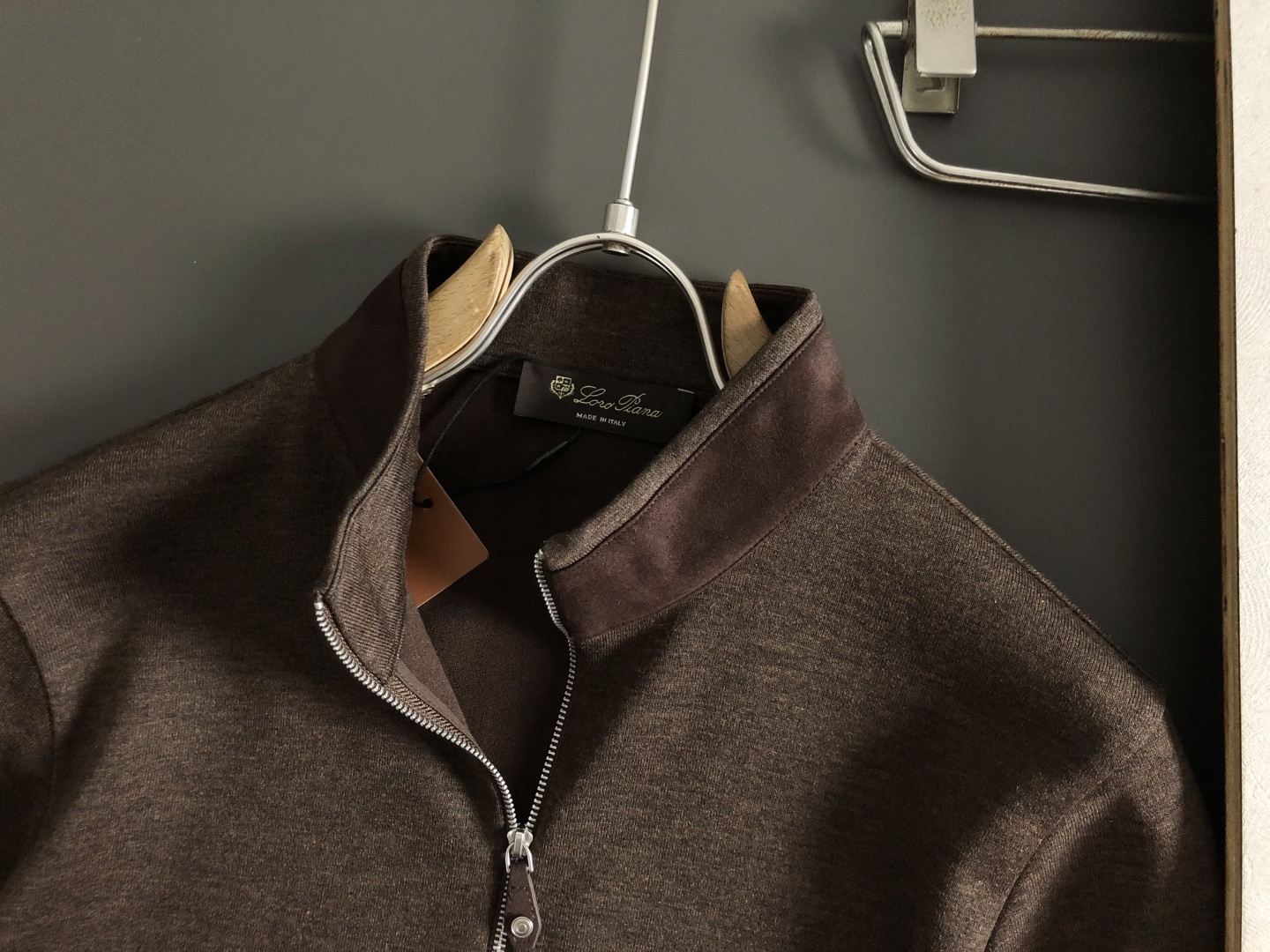 Loro Piana*尺码M-xxxl 属性 2026秋冬夹克 成分 绒面夹克 工艺 以领口绒面拼接立领拉链融合袖子绒面