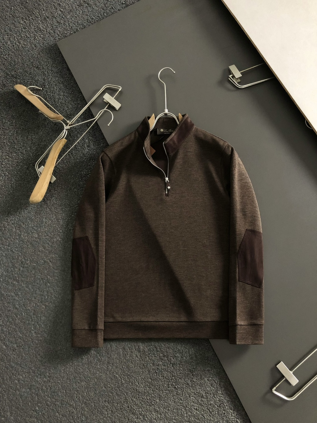 Loro Piana*尺码M-xxxl 属性 2026秋冬夹克 成分 绒面夹克 工艺 以领口绒面拼接立领拉链融合袖子绒面