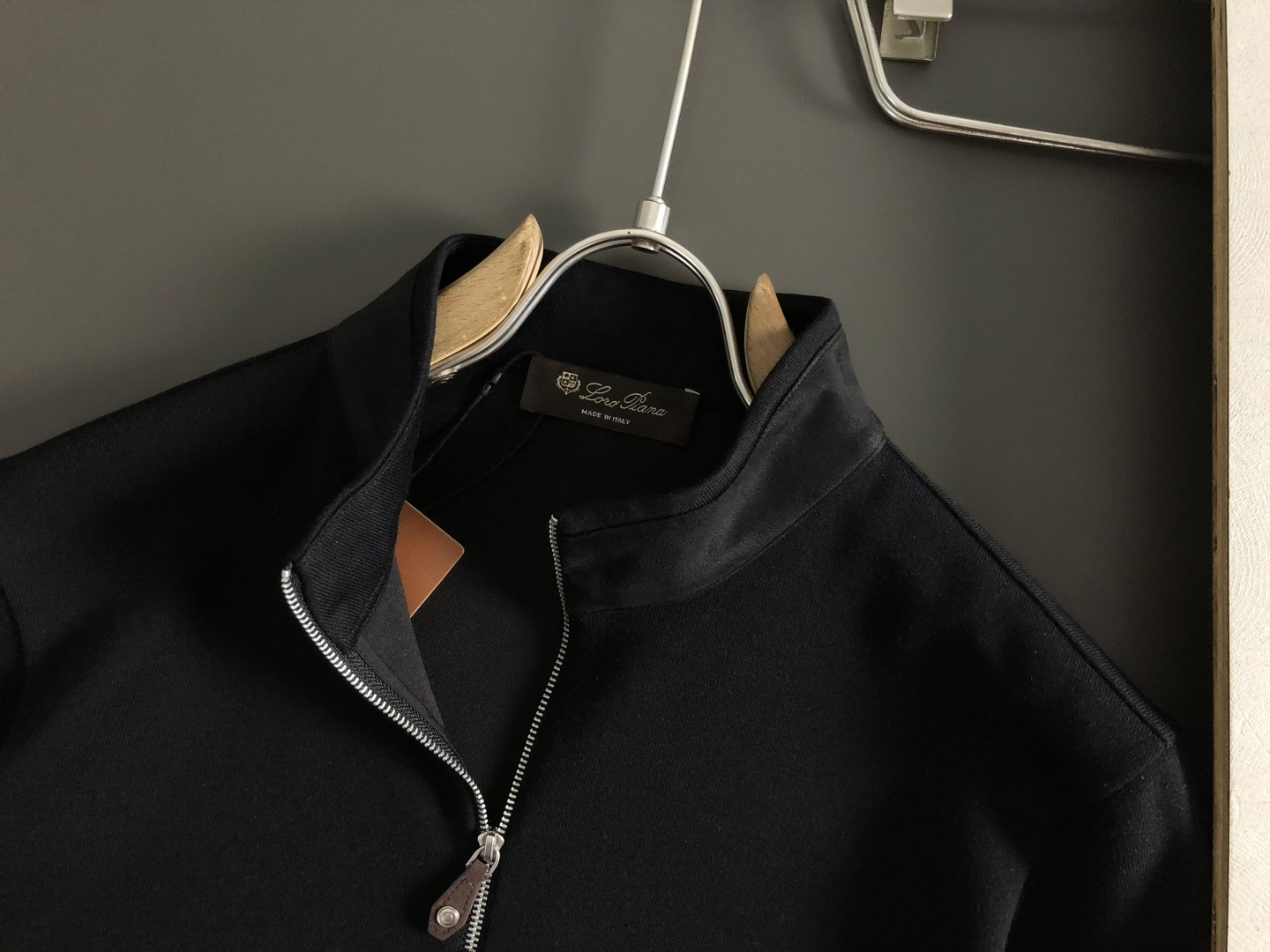 Loro Piana*尺码M-xxxl 属性 2026秋冬夹克 成分 绒面夹克 工艺 以领口绒面拼接立领拉链融合袖子绒面