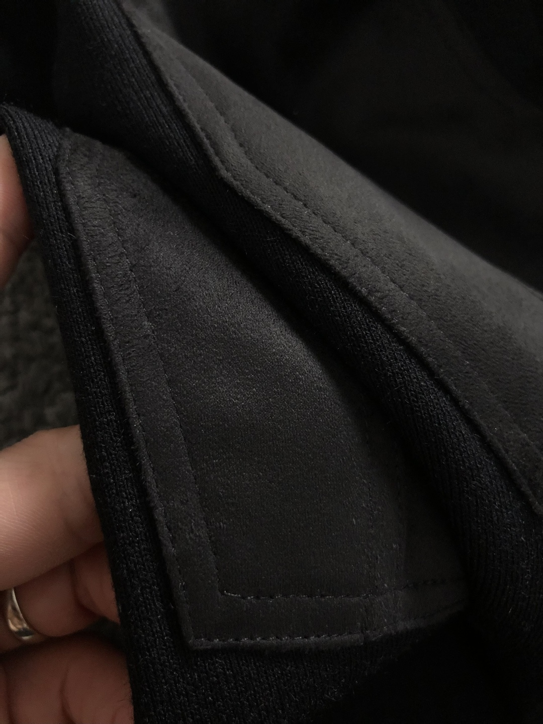 Loro Piana*尺码M-xxxl 属性 2026秋冬夹克 成分 绒面夹克 工艺 以领口绒面拼接立领拉链融合袖子绒面