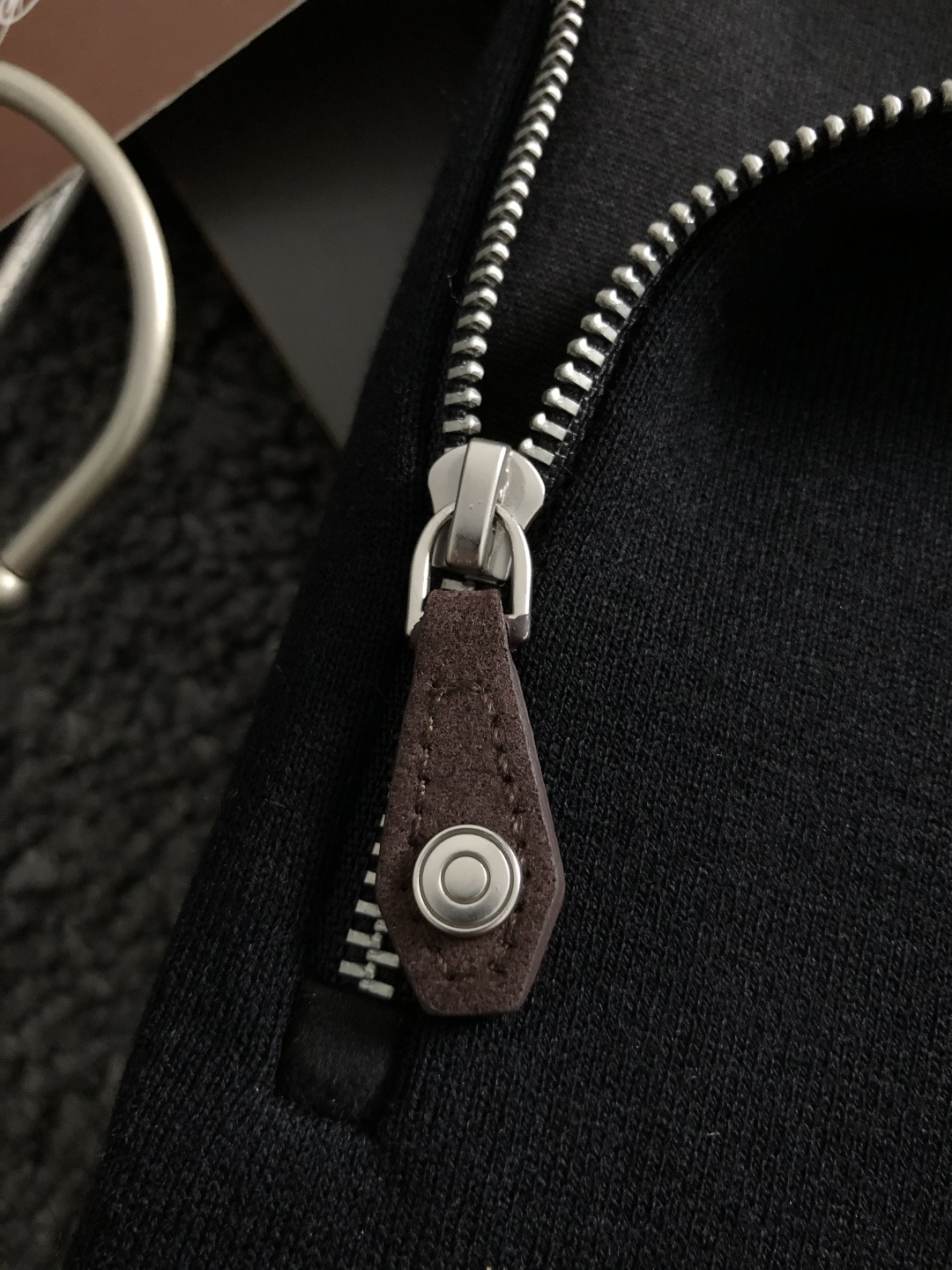 Loro Piana*尺码M-xxxl 属性 2026秋冬夹克 成分 绒面夹克 工艺 以领口绒面拼接立领拉链融合袖子绒面