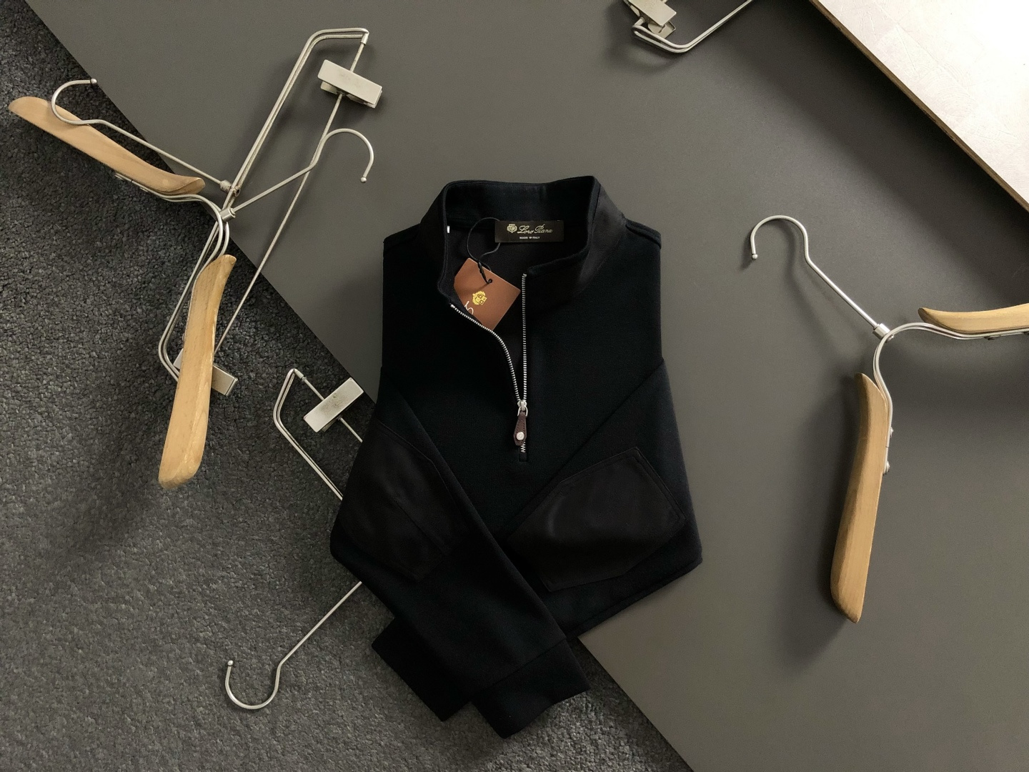 Loro Piana*尺码M-xxxl 属性 2026秋冬夹克 成分 绒面夹克 工艺 以领口绒面拼接立领拉链融合袖子绒面
