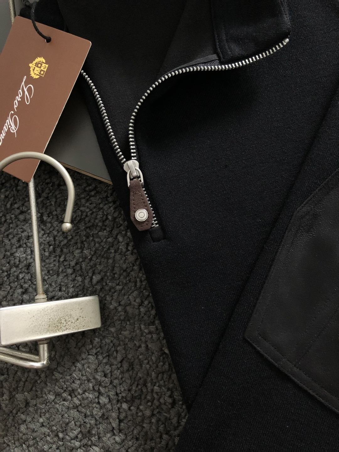 Loro Piana*尺码M-xxxl 属性 2026秋冬夹克 成分 绒面夹克 工艺 以领口绒面拼接立领拉链融合袖子绒面