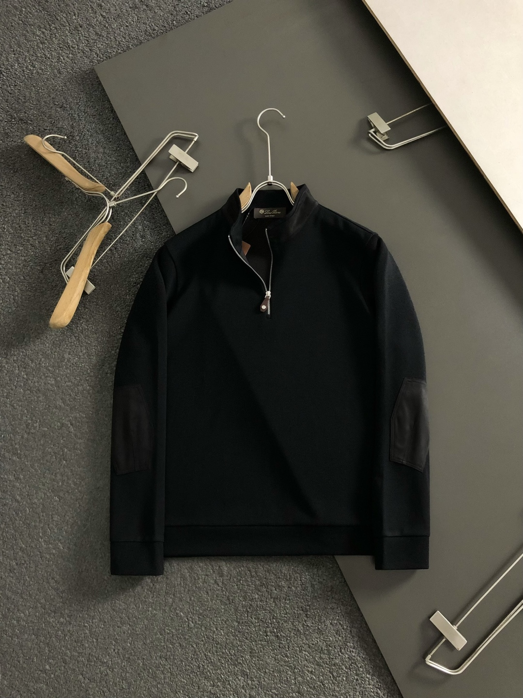 Loro Piana*尺码M-xxxl 属性 2026秋冬夹克 成分 绒面夹克 工艺 以领口绒面拼接立领拉链融合袖子绒面