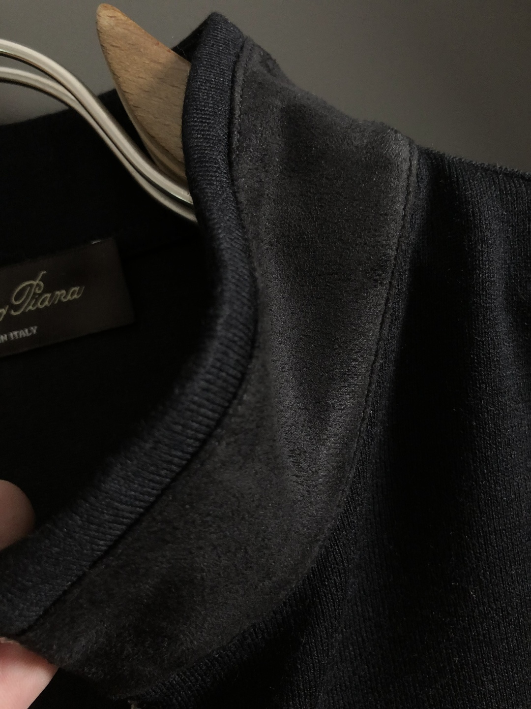 Loro Piana*尺码M-xxxl 属性 2026秋冬夹克 成分 绒面夹克 工艺 以领口绒面拼接立领拉链融合袖子绒面