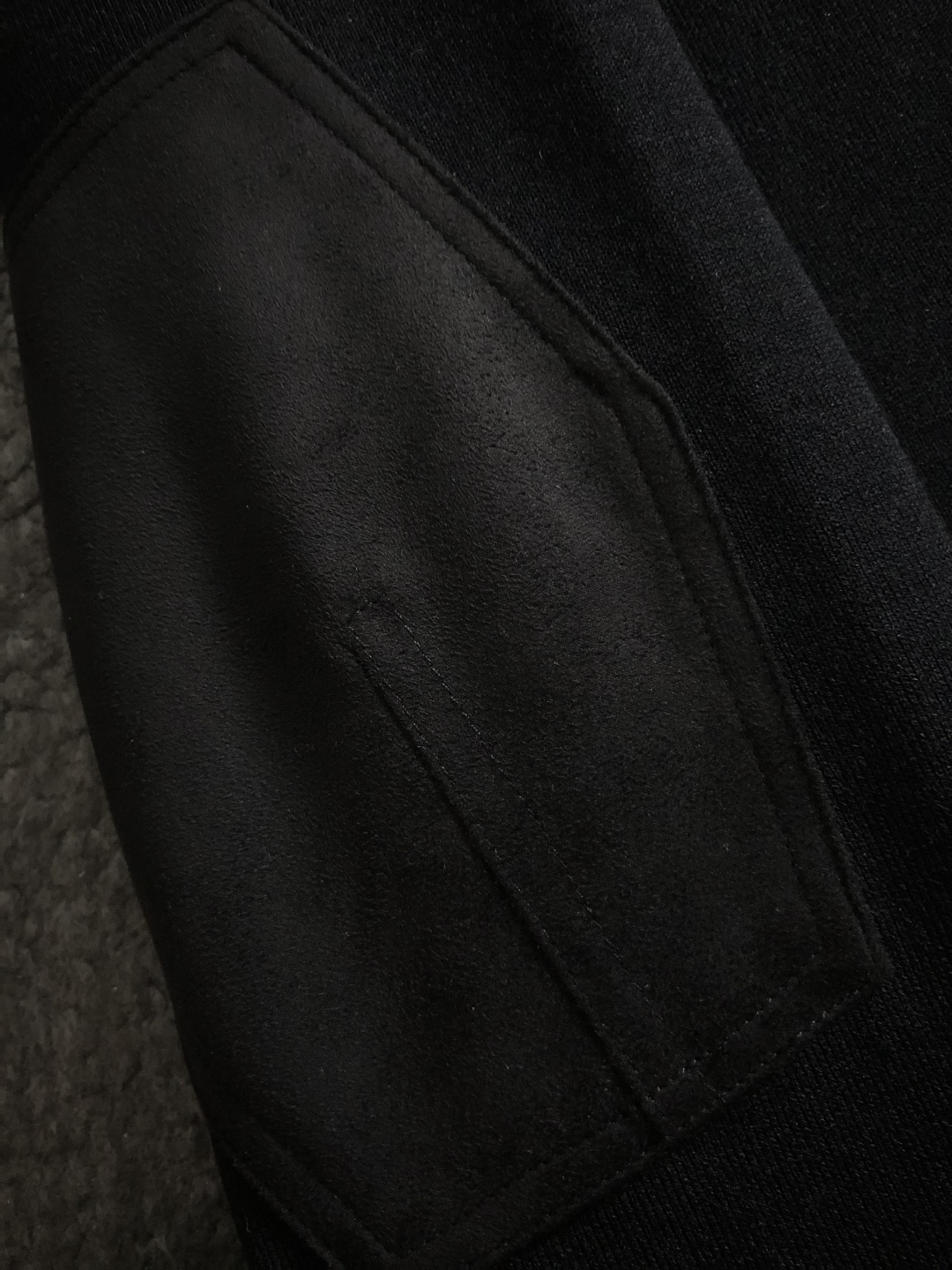 Loro Piana*尺码M-xxxl 属性 2026秋冬夹克 成分 绒面夹克 工艺 以领口绒面拼接立领拉链融合袖子绒面