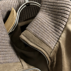 Loro Piana*尺码M-xxxl 属性 2026秋冬夹克 成分 绒面夹克 工艺 以双面料拼接绒面经典拉链融合构造经 Loro Piana*尺码M-xxxl 属性 2026秋冬夹克 成分 绒面夹克 工艺 以双面料拼接绒面经典拉链融合构造经