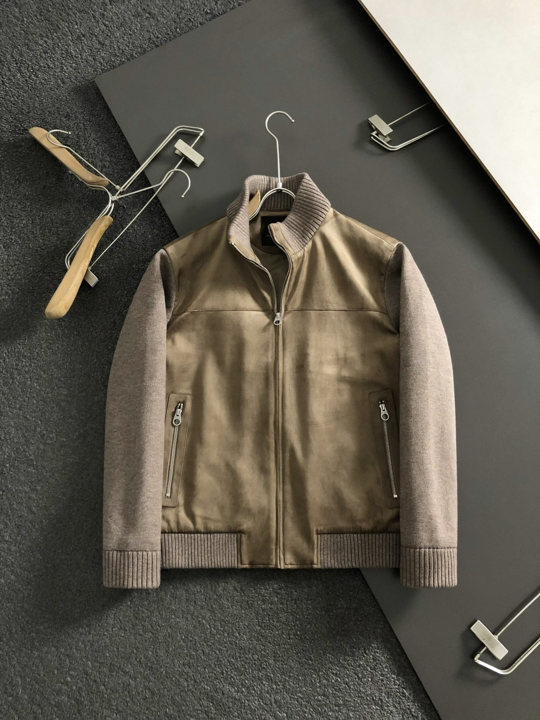 Loro Piana*尺码M-xxxl 属性 2026秋冬夹克 成分 绒面夹克 工艺 以双面料拼接绒面经典拉链融合构造经 Loro Piana*尺码M-xxxl 属性 2026秋冬夹克 成分 绒面夹克 工艺 以双面料拼接绒面经典拉链融合构造经