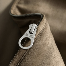 Loro Piana*尺码M-xxxl 属性 2026秋冬夹克 成分 绒面夹克 工艺 以双面料拼接绒面经典拉链融合构造经 Loro Piana*尺码M-xxxl 属性 2026秋冬夹克 成分 绒面夹克 工艺 以双面料拼接绒面经典拉链融合构造经