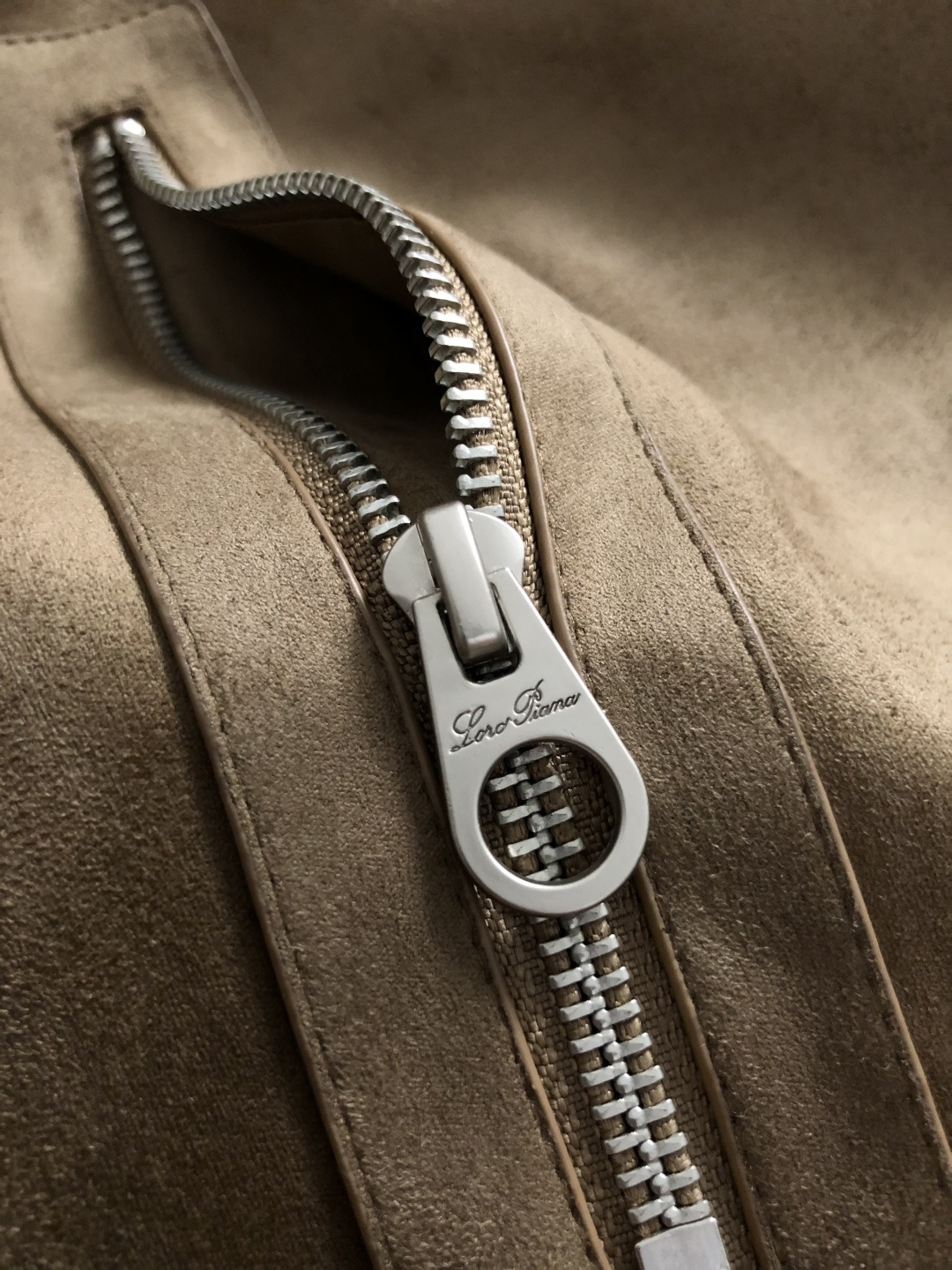 Loro Piana*尺码M-xxxl 属性 2026秋冬夹克 成分 绒面夹克 工艺 以双面料拼接绒面经典拉链融合构造经 Loro Piana*尺码M-xxxl 属性 2026秋冬夹克 成分 绒面夹克 工艺 以双面料拼接绒面经典拉链融合构造经
