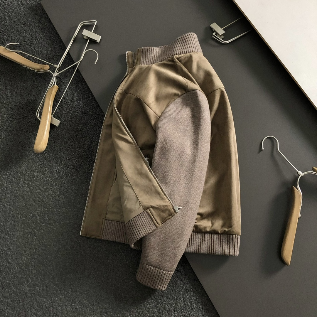 Loro Piana*尺码M-xxxl 属性 2026秋冬夹克 成分 绒面夹克 工艺 以双面料拼接绒面经典拉链融合构造经
